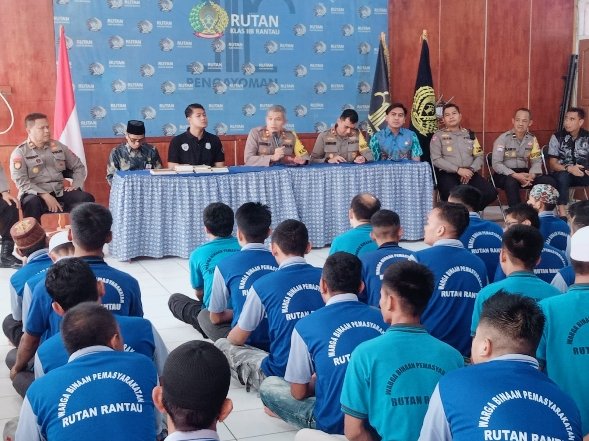 Kapolres Tapin Jum'at Curhat Ke Para Tahanan