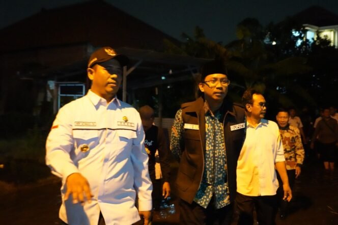 
					Bupati Sidoarjo Instruksikan Camat, Kades dan Lurah Kerja Bakti Massal Bersihkan Gorong-gorong Saluran Air