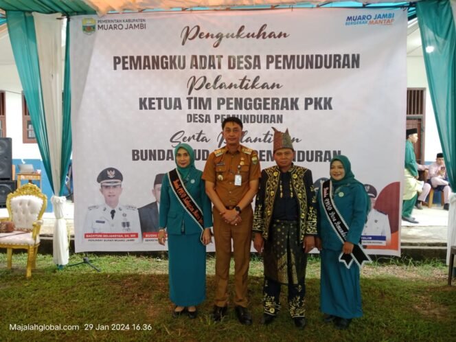 
					Pj Bupati Muaro Jambi Bachyuni Deliansyah Mengkukukan Lembaga Adat Desa Pemunduran dan Ketua TP-PKK Pemunduran