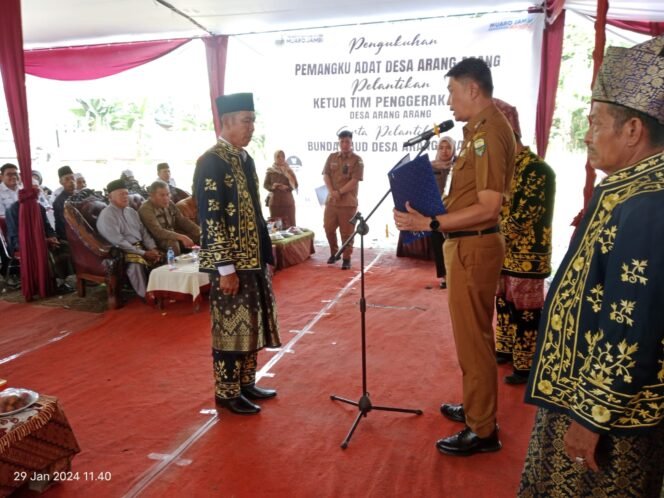 
					Pj Bupati Muaro Jambi Mengukuhkan Pemangku Adat Desa Arang-arang Datuk Bahari