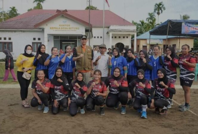 
					Selesai Memberikan Sembako Pj Bupati Muaro Jambi Langsung Menyaksikan pertandingan Bola Voli Kejuaraan Desa Betung Cup