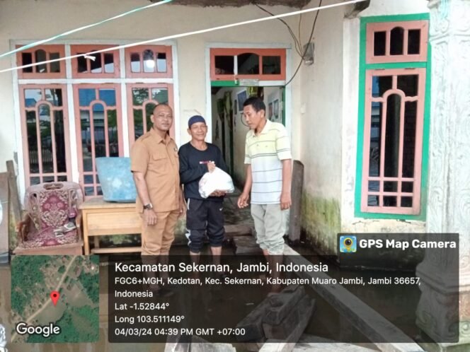 
					Kades kedotan SOPRI JANUARDI INDRA berikan bantuan paket sembako kepada warga yang terdampak Banjir