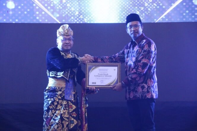 
					Gus Mudlor Terima Penghargaan Pelaksana Operasi Pemberantasan BKC Ilegal Terbaik 2023