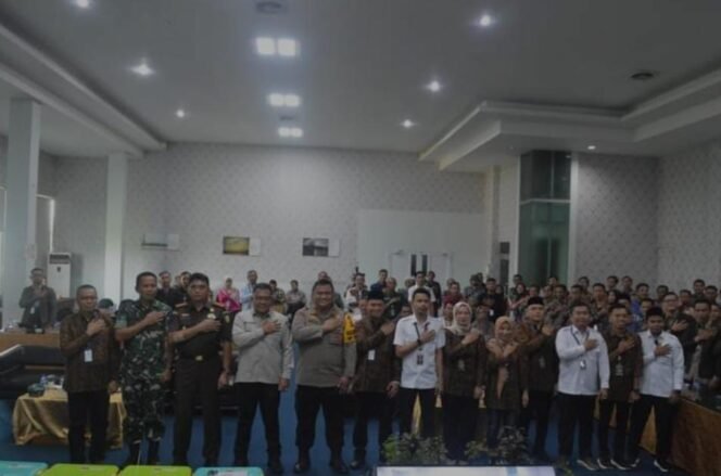 
					Sekda muaro jambi bhudi hartono menghadiri acara rekapitulasi hasil penghitungan suara pemilihan umum muaro jambi 2024