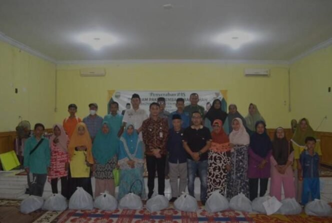 
					Pj Bubati Muaro jambi menyerahkan paket Sembako Ramadhan dari Baznas Muaro jambi