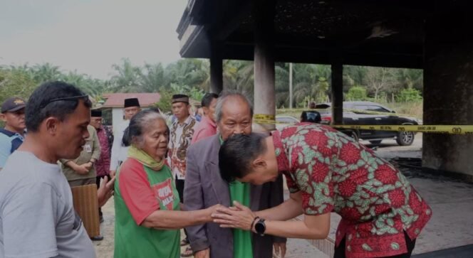 
					Pj Bupati muaro jambi berikan bantuan korban kebakaran di Sungai Bahar