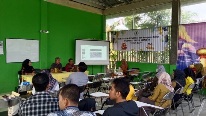 
					Rekonstruksi Visi Misi dan Program Kerja PKBM Lathiiful Khabiir Tahun 2024