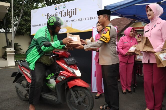 
					Kapolresta Mojokerto Bagikan Berkah Takjil