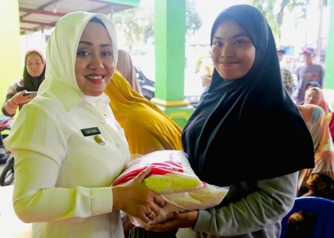 
					Bupati Mojokerto Menyerahkan Bantuan Pangan Pada Salah Satu Warga Berdampak Banjir