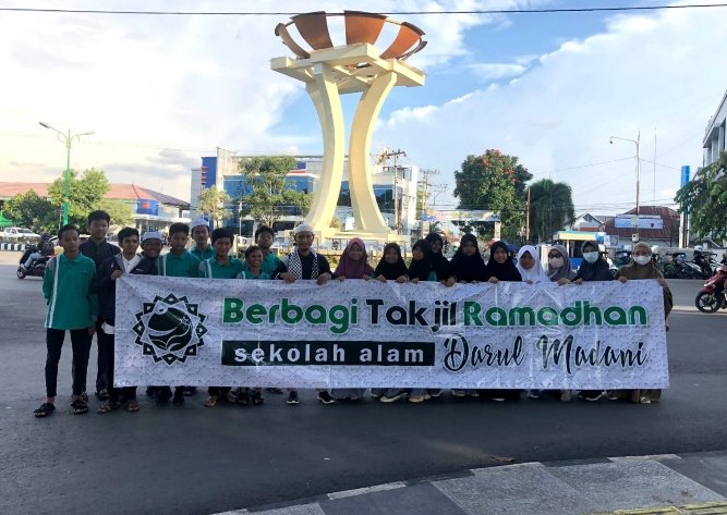 Siswa Siswi & Guru SMP IT ALAM Bagi Bagi Takjil Buka Puasa