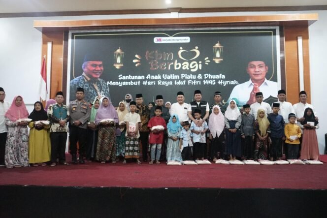 
					Wabup Subandi Hadiri Santunan Yatim dan Dhuafa PT KBM