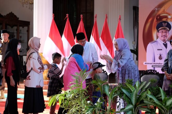 
					Ribuan Masyarakat Sidoarjo Rela Antri Halal Bi Halal dengan Gus Muhdlor dan Ning Sasha