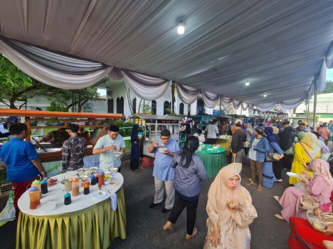 
					Usai Halal bi Halal dengan Gus Muhdlor, Ribuan Warga Langsung Serbu Makanan dan Jajanan di Halaman Pendopo