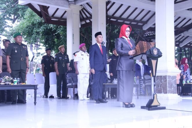 
					Diguyur Gerimis, Pemkab Sidoarjo Tetap Semangat Gelar Upacara Peringatan Hari Otonomi Daerah Ke-XXVIII