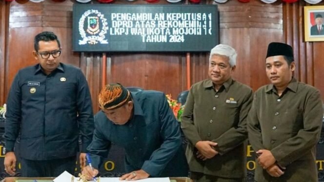 
					Ketua DPRD Kota Mojokerto Bacakan Rekomendasi Terhadap LKPJ Wali Kota Tahun Anggaran 2023 Terkait Bidang Pendidikan