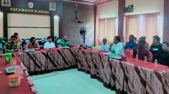 
					Warga Desa Kedunglengkong Yang dipimpin Oleh Hadi Gerung Saat Audienci Dengan Pemdes dan Camat Dlanggu