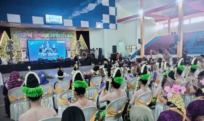 
					Bupati Mojokerto Saat Memberikan Sambutan Fertival Tari Bedoyo