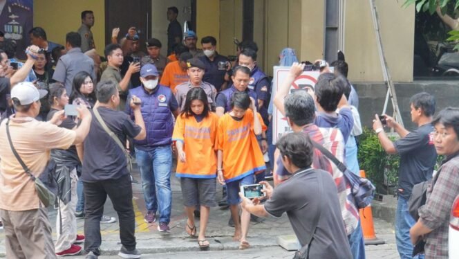 
					Pasangan suami istri jual narkoba diringkus Satres narkoba Polresta Sidoarjo