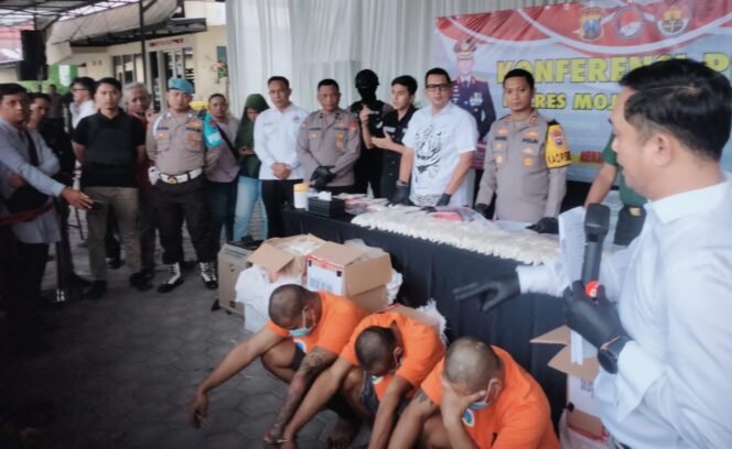 
					Kapolresta Mojokerto Bersama Walikota & Dandim 0815 Saat Jumpa Pers Berhasil Gulung Komplotan Narkoba  Senilai 3 M Lebih