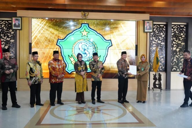 
					Sidoarjo Gerak Cepat, Plt. Bupati Serahkan 58 SK Penambahan Masa Jabatan Kades