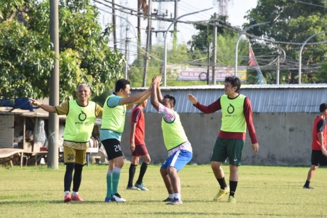 
					laga Persahabatan Sepak Bola Kades Se- kecamatan Waru untuk Menjaga Stamina dan Silaturahmi