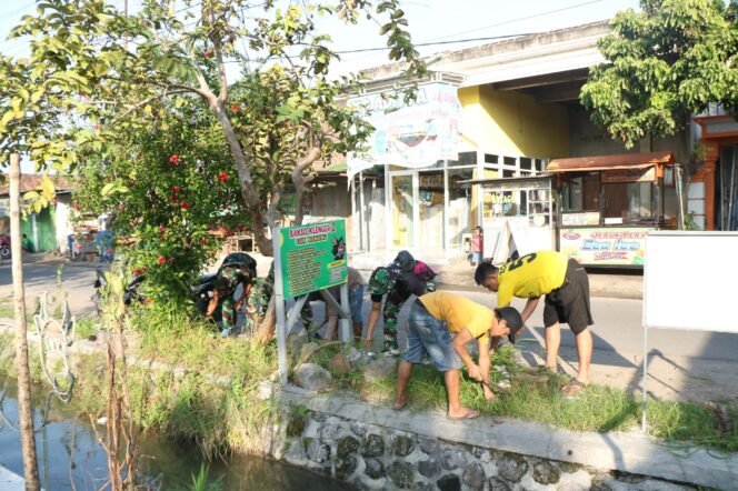 
					Guyub rukun, Satgas TMMD 120 Kodim 0816/Sidoarjo melaksanakan pembersihan sungai dan jalan raya