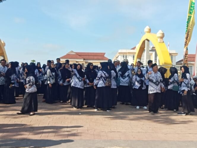 
					Ribuan Guru Berseragam PGRI Apel Upara Peringatan Hardiknas 2024