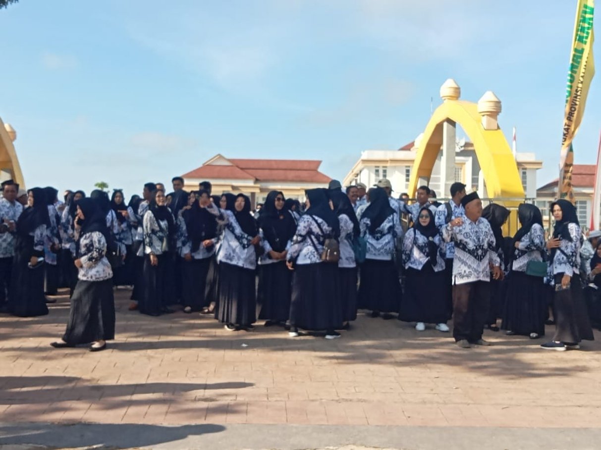 Ribuan Guru Berseragam PGRI Apel Upara Peringatan Hardiknas 2024