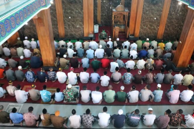 
					Anggota Satgas TMMD dan Warga Desa Penambangan Gelar Sholat Jum’at Berjemaah di Masjid Jami’ Baitur Ridlwan