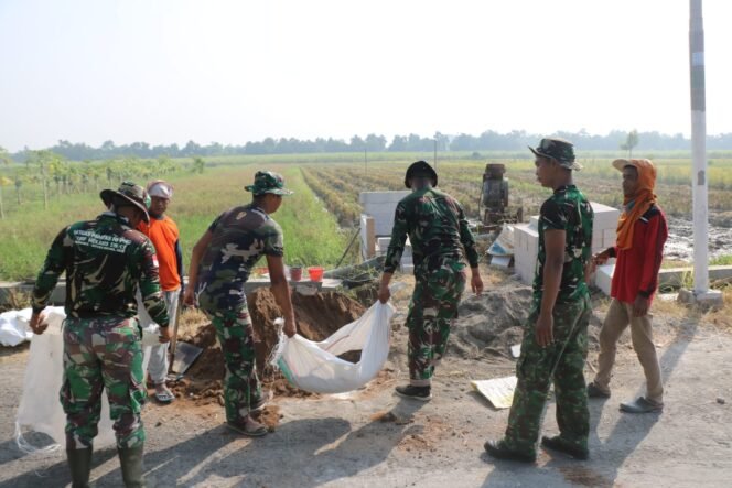 
					Semangat Tak Kenal Lelah, Satgas TMMD ke-120 Kodim 0816/Sidoarjo Buat Sumur Bor untuk Petani Desa Penambangan