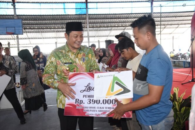 
					5.011 Buruh Pabrik Rokok Sidoarjo Terima BLT DBHCHT