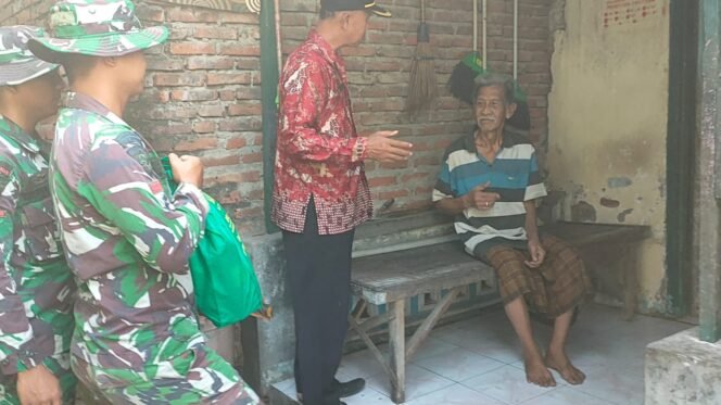 
					Satgas TMMD ke-120 Kodim 0816/Sidoarjo Menyapa dengan Hangat, Masuk Dapur dan Berbagi Sembako di Desa Penambangan