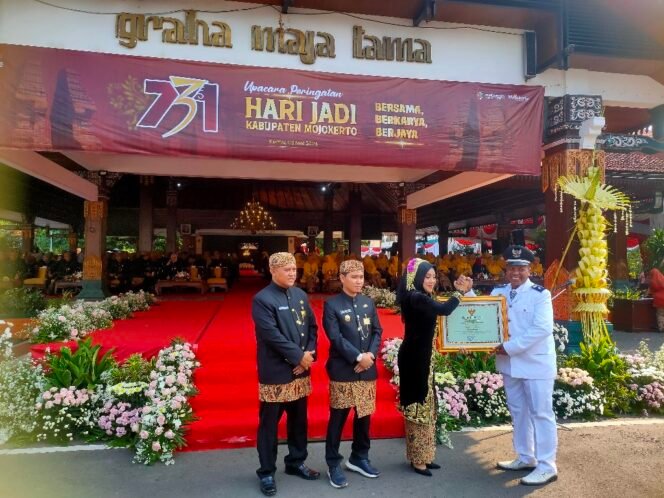 
					Bupati Mojokerto saat menyerah penghargaan kepada Kepala Desa yang lunas pajak