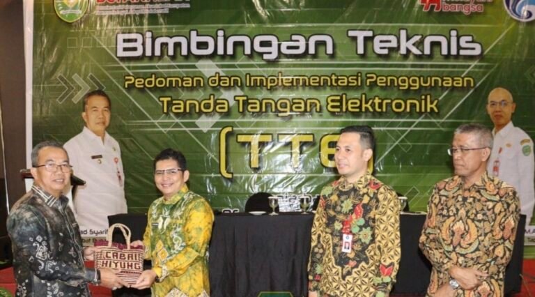 Pj. Bupati Tapin Buka Bimtek Penggunaan Tanda Tangan Elektronik (TTE)