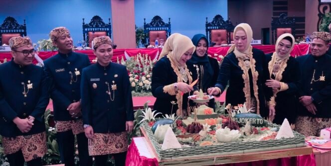 
					Menandai Rapat Paripurna Hari Jadi ke 731 Dengan Memotong Tumpeng