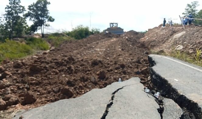 
					Jalan Bitahan Ambruk Akibat Tambang PT.EBL Tapin dan IUP Bodong Di Kalsel Jadi Sorotan Pusat