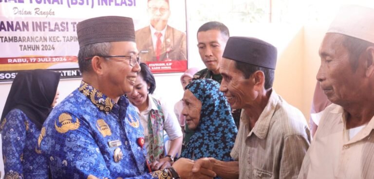 Pj Bupati Serahkan Bantuan Sosial Tunai Penanganan Inflasi