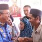 Pj Bupati Serahkan Bantuan Sosial Tunai Penanganan Inflasi