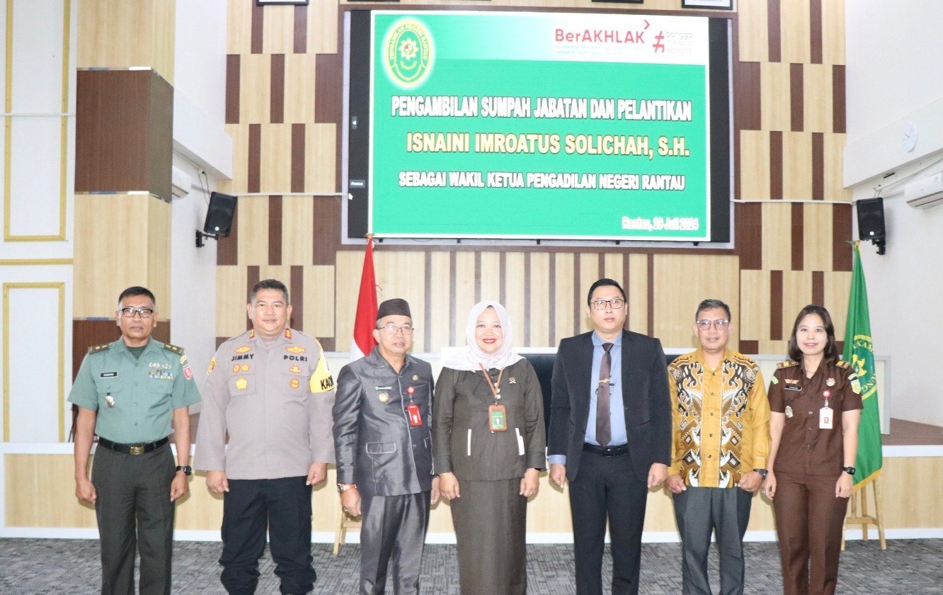 Pj.Bupati Tapin Beserta Forkopimda Saksikan Pelantikan dan Pengambilan Sumpah Jabatan Wakil PN Tapin