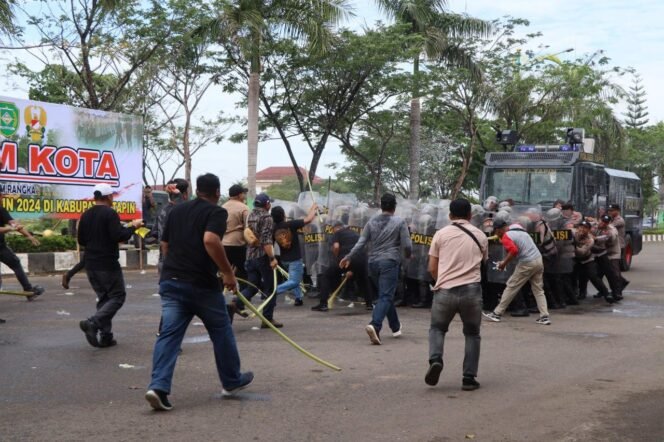 
					Aparat Pengamanan Sibuk Hadapi Demonstran Yang Marah Menuntut Keadilan Pilkada 2024
