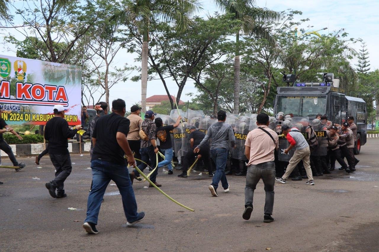 Aparat Pengamanan Sibuk Hadapi Demonstran Yang Marah Menuntut Keadilan Pilkada 2024