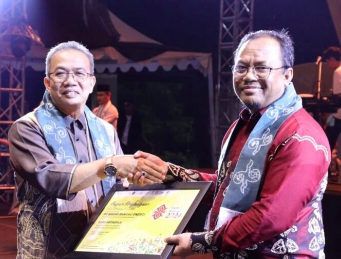 
					PJ Bupati Berikan Penghargaan Kepada Perusahaan Pendukung Tapin Art Festival