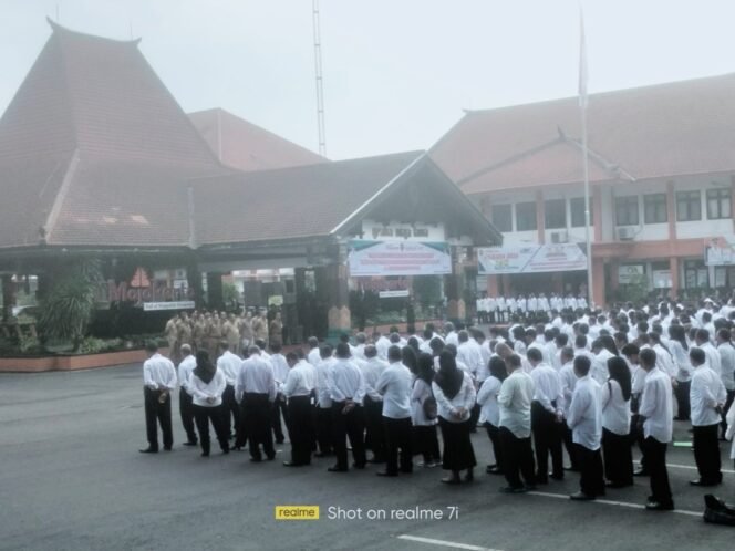 
					Bupati Mojokerto Kukuhkan dan Serahkan SK Anggota BPD