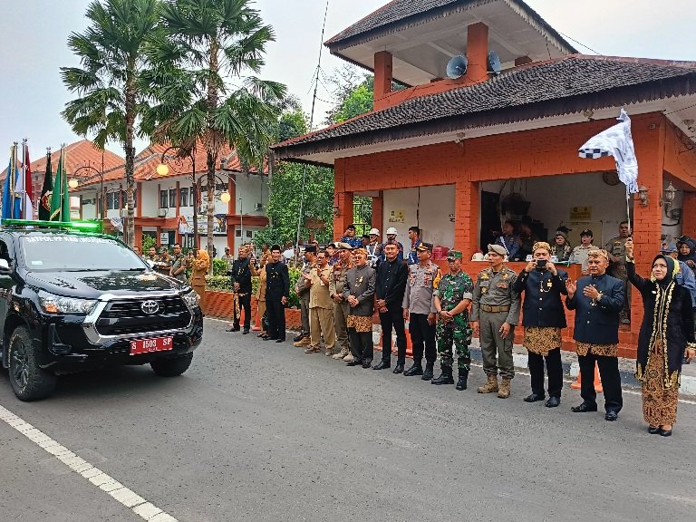 Dipimpin Bupati Ikhfina Kirap Pataka Jer Basuki Mawa Beya Meriah, Tampilkan Tari Bedoyo