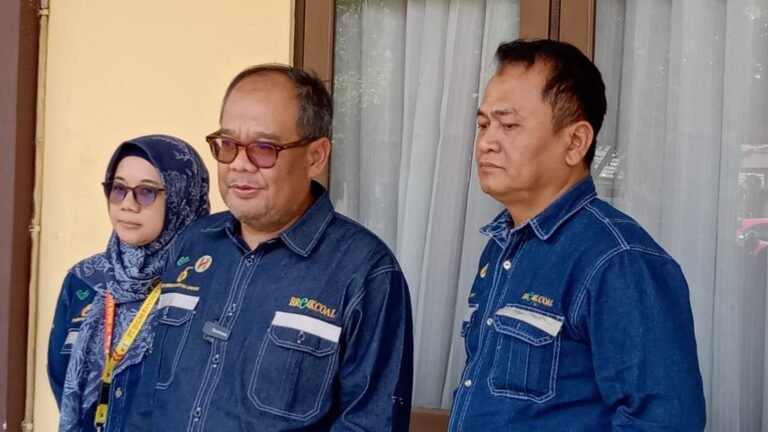 Lulusan Program Beasiswa Dump Truk Ikuti Wisuda