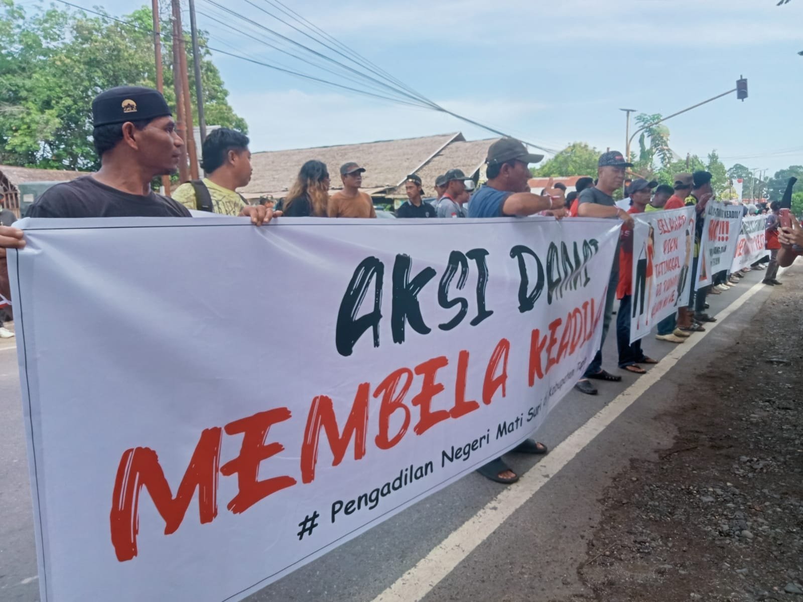 Warga Unjuk Rasa Perilaku Kepala PN Rantau Yang Mengambil Langkah Hukum