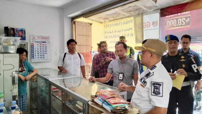 
					Satpol PP Kota Mojokerto dan Bea Cukai Adakan Operasi Gabungan, Sasar 6 Titik, Inilah Hasilnya
