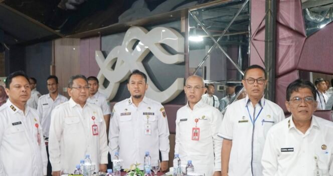 
					Sekda Tapin Tanda Tangani Setujui Penerapan Opsen Pajak Daerahnya