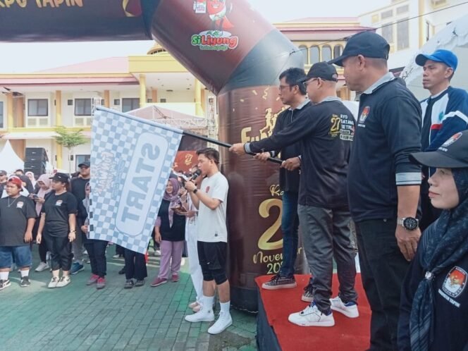 
					Sekda Tapin Lepas Start Peserta Funwalk Pilkada Damai