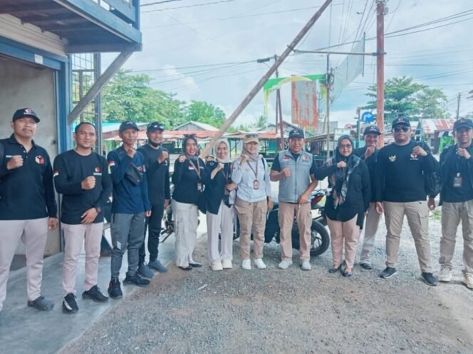 
					Masa Tenang Pilkada, KPU-Bawaslu Tapin Bersihkan Alat Peraga Kampanye 